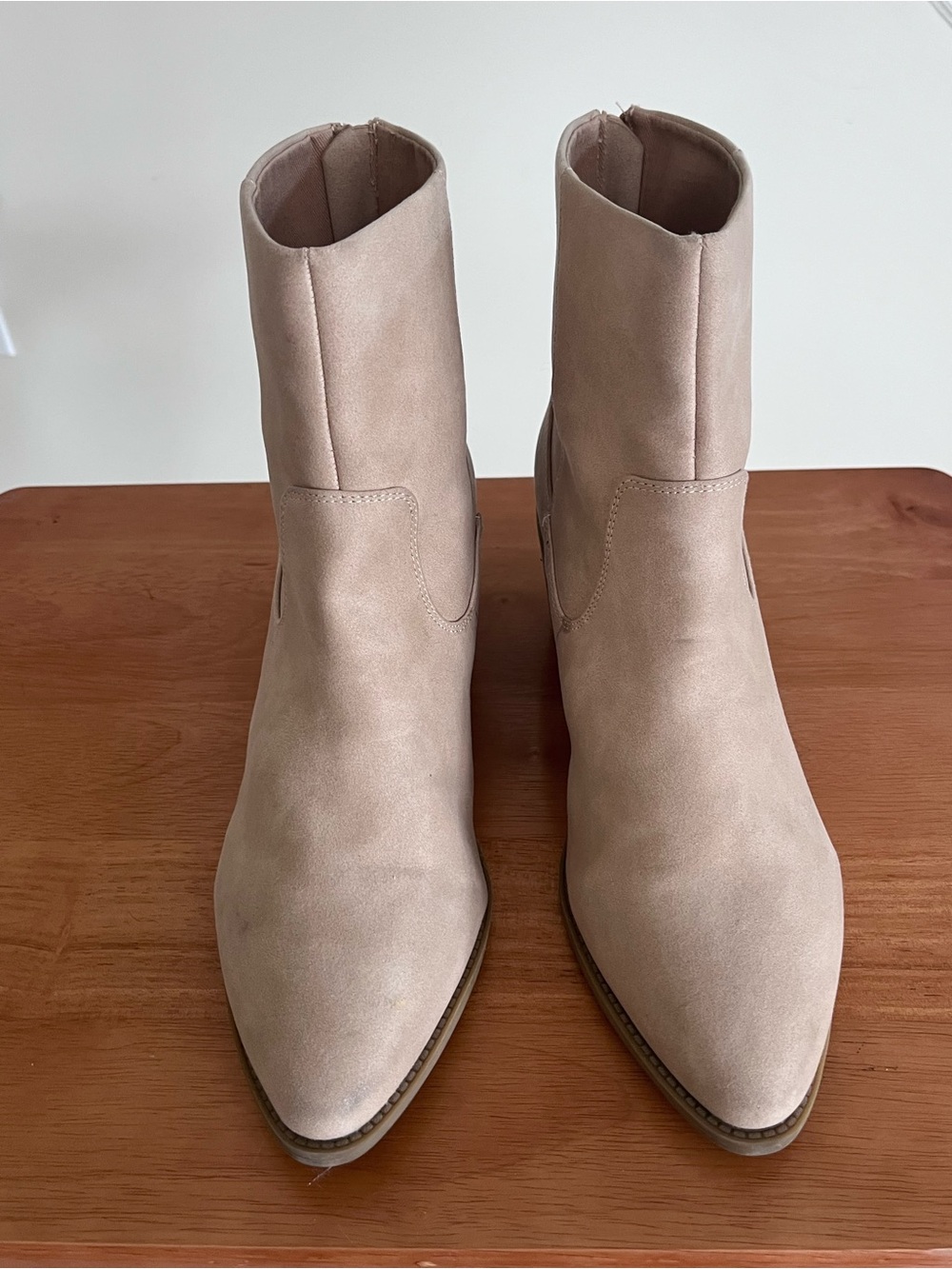 DV by Dolce Vita Light Beige Pointed Toe Ankle Booties faux Suede Size 8.5